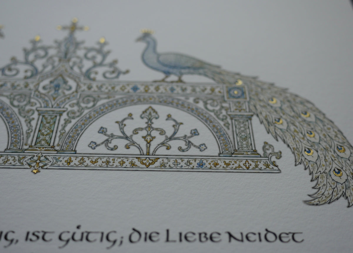 Hohelied der Liebe Wandbild – handvergoldeter Giclée-Druck A3+ mit Pfauen | 1. Korinther 13 | Bleu