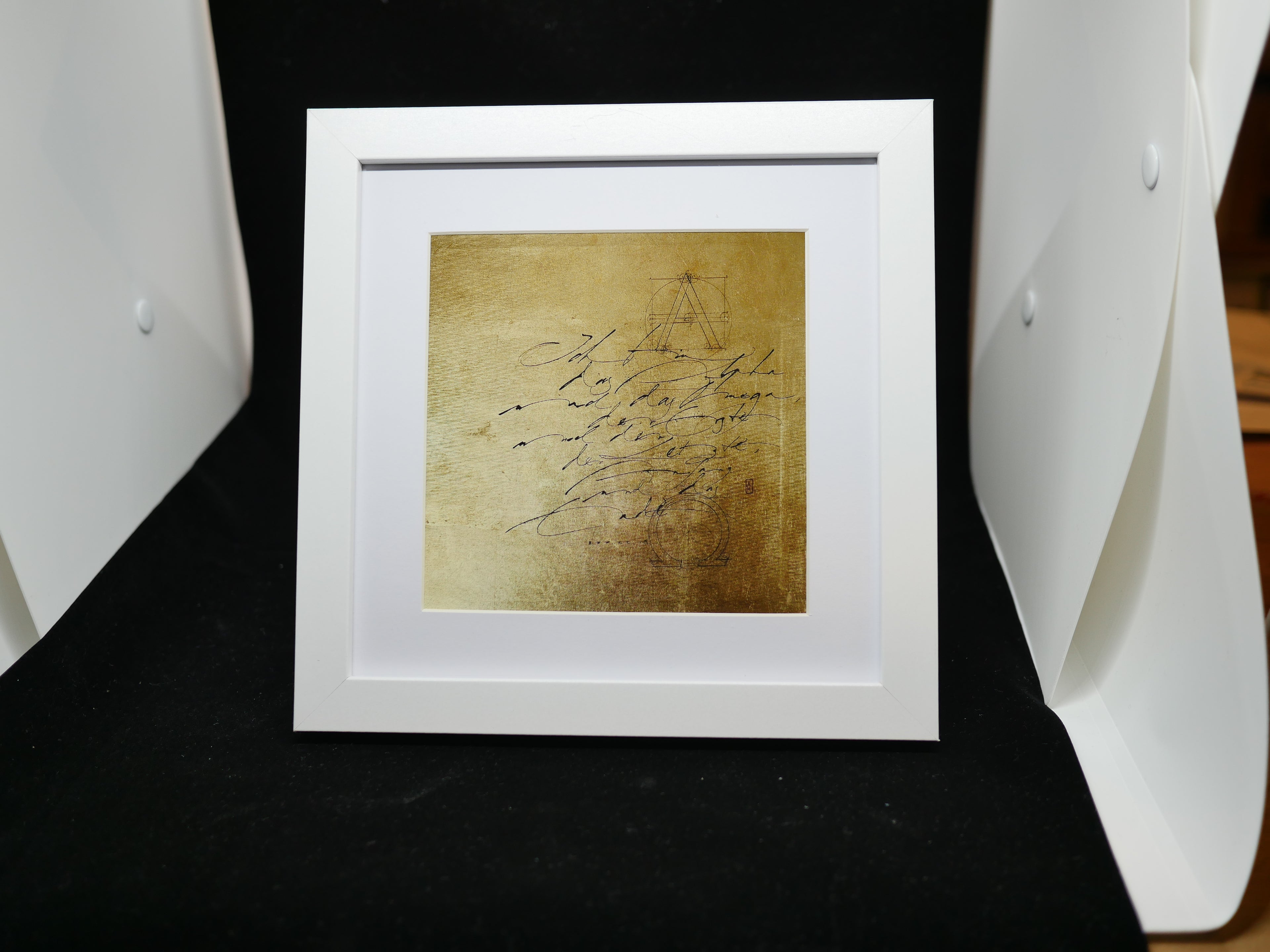Christliche Wandbilder, 16x16cm, Alpha und Omega, Gold, Fine Art Print, Kalligrafie, Offenbarung 22, Bibelvers, Bibelkunst, auch mit Rahmen