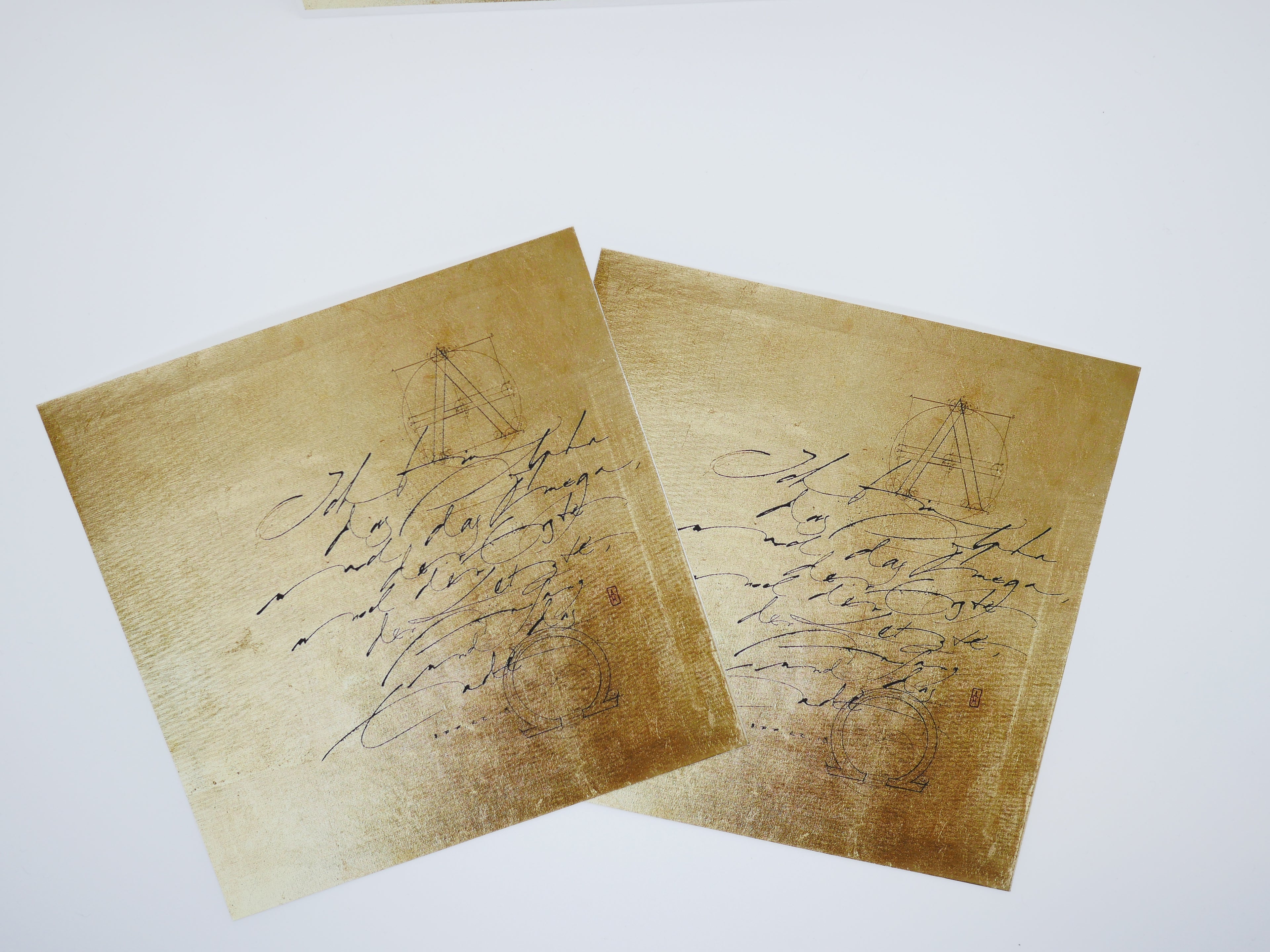 Christliche Wandbilder, 16x16cm, Alpha und Omega, Gold, Fine Art Print, Kalligrafie, Offenbarung 22, Bibelvers, Bibelkunst, auch mit Rahmen