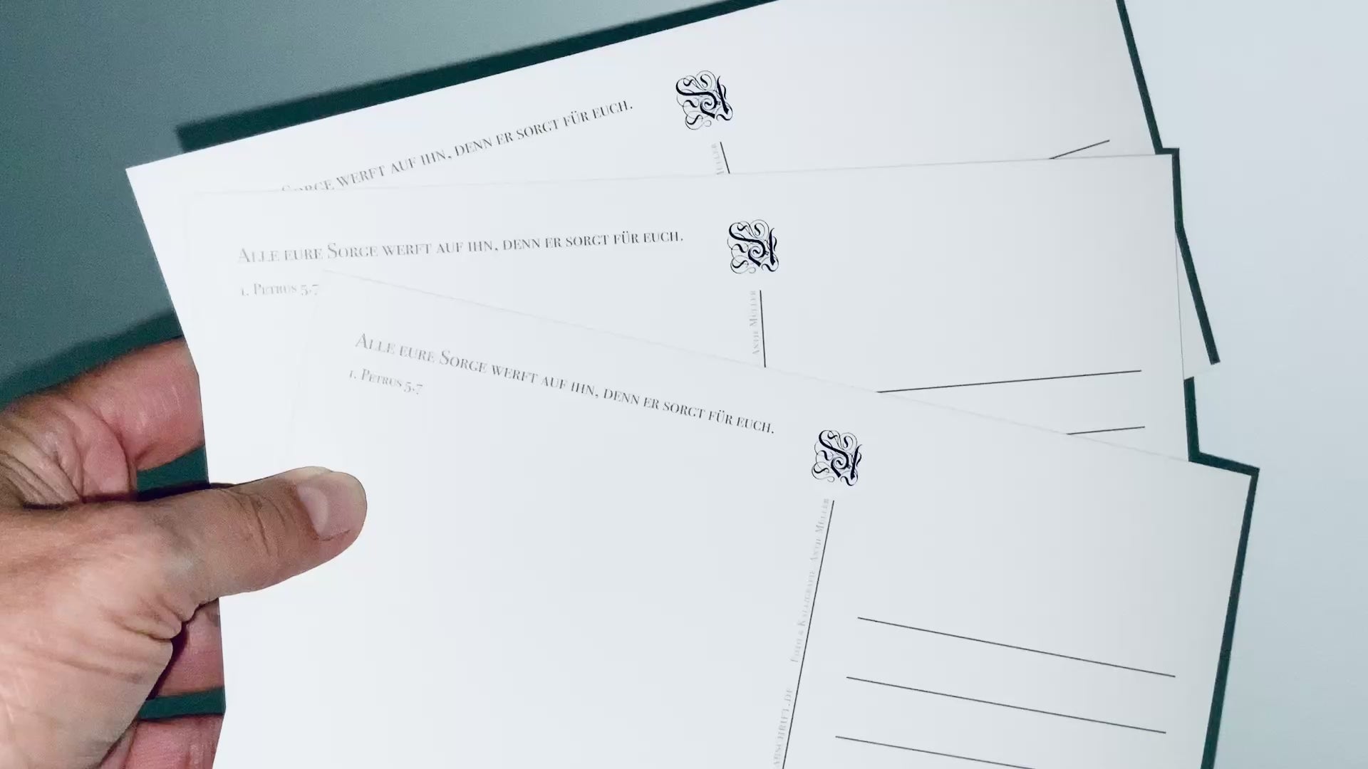 Postkarte christlich, mit dem Bibelvers "Alle eure Sorge werft auf ihn", gedruckt auf Postkartenkarton, Kalligrafie, Kalligraphie, Mutmacher