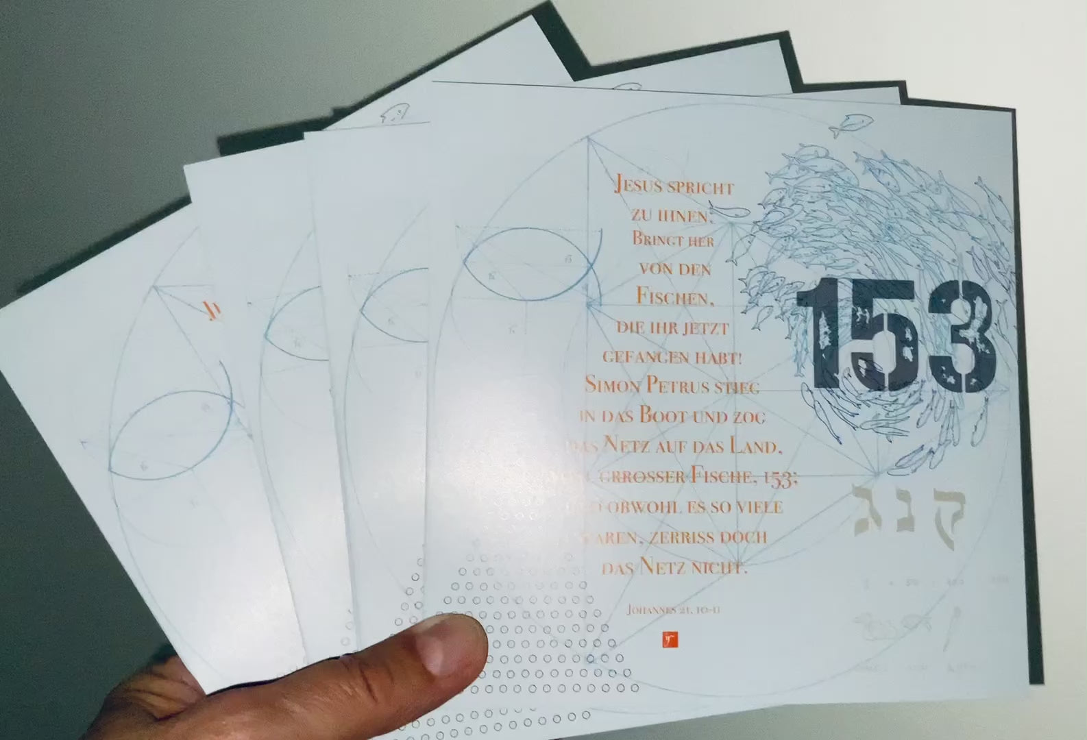 Christliche Postkarte, 153 Fische, Kalligrafie, Bibelvers über den Fischfang. Dargestellt sind einige mathematische Bedeutungen der Zahl.