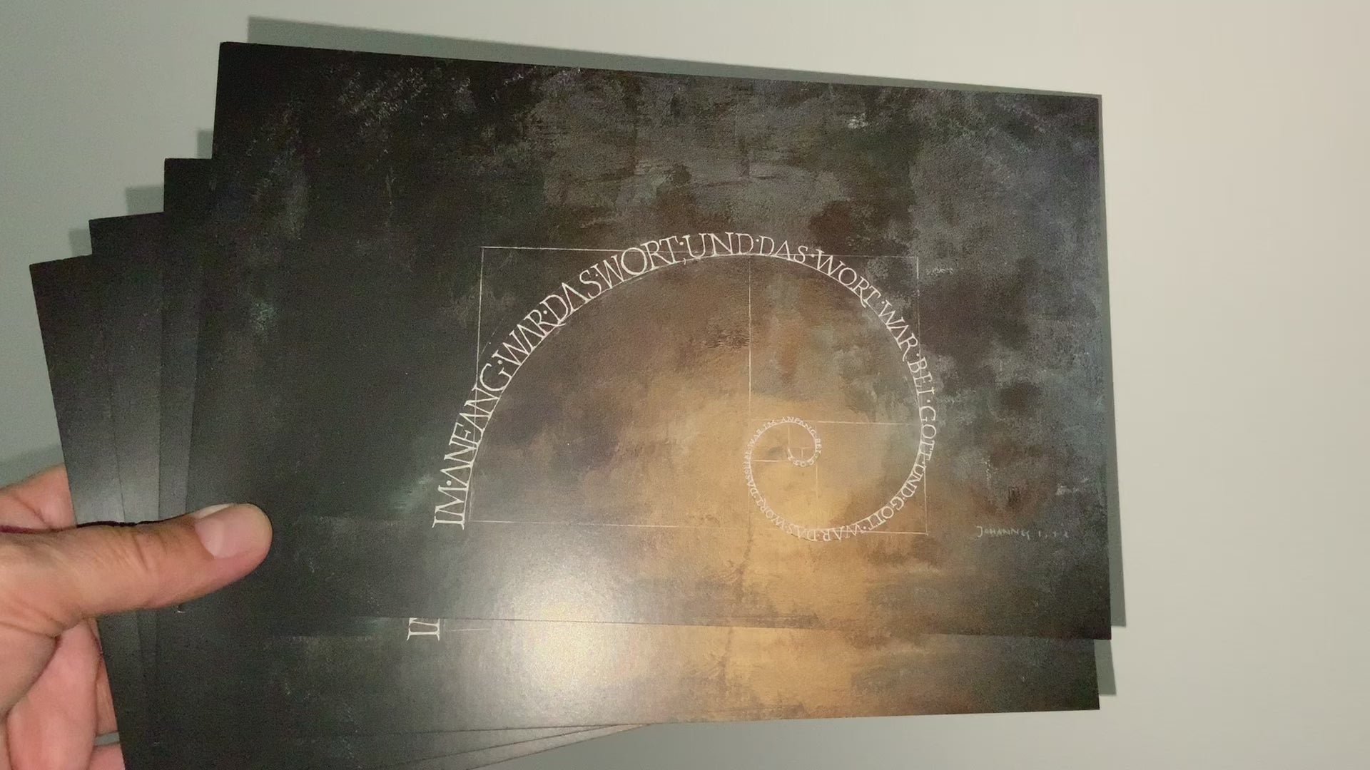 XL Postkarte christlich, Im Anfang war das Wort, Goldener Schnitt, konstruierte Schriftspirale, Postkartenkarton, moderne christliche Kunst